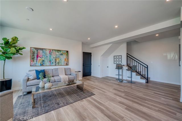 7018 Alabama 3, Canoga Park, CA 91303