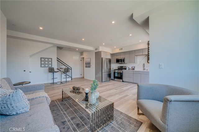 7018 Alabama 3, Canoga Park, CA 91303