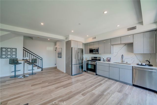 7018 Alabama 3, Canoga Park, CA 91303