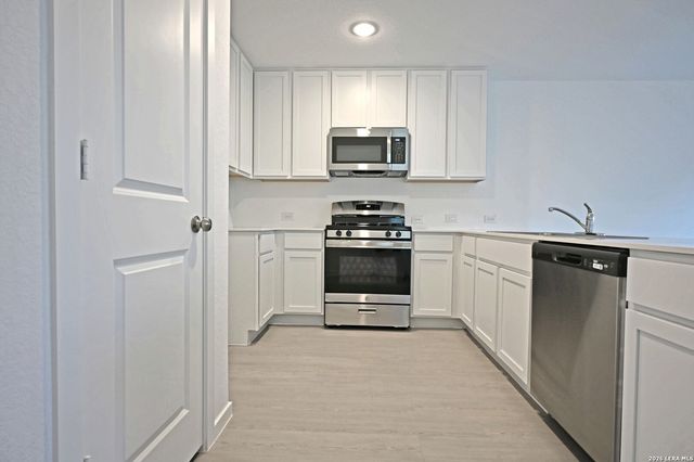 6730 Marble Ridge, Elmendorf, TX 78112