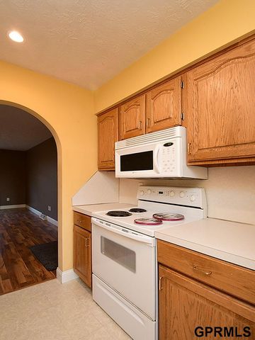 832 N 122 Court, Omaha, NE 68154