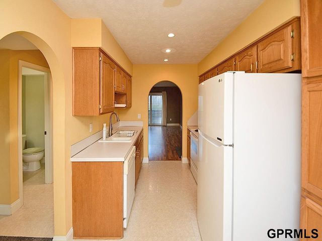 832 N 122 Court, Omaha, NE 68154