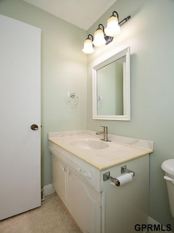 832 N 122 Court, Omaha, NE 68154