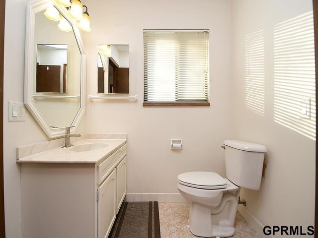 832 N 122 Court, Omaha, NE 68154