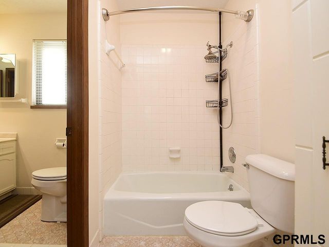 832 N 122 Court, Omaha, NE 68154