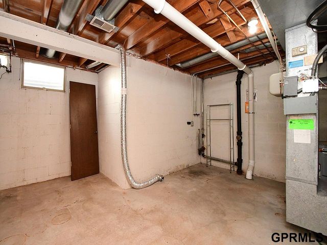 832 N 122 Court, Omaha, NE 68154