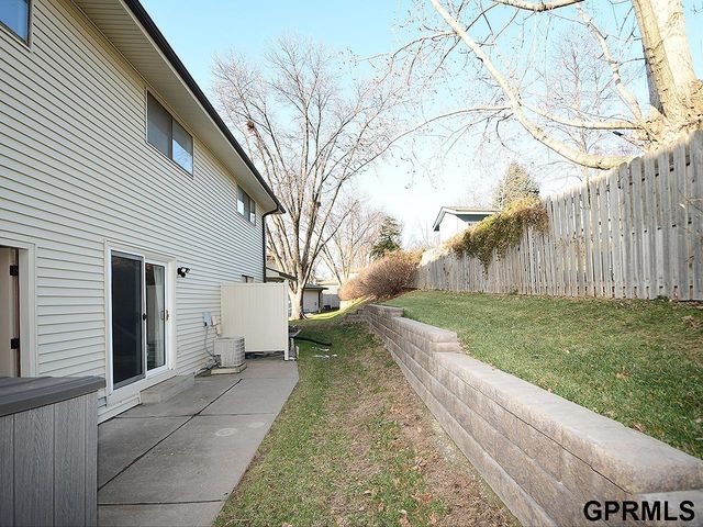 832 N 122 Court, Omaha, NE 68154