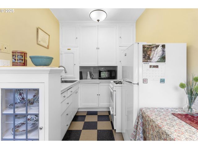 709 Sw 16TH Ave, Portland, OR 97205