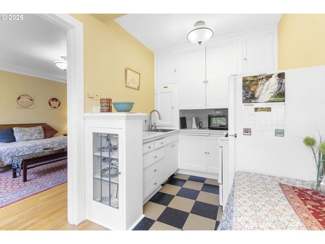 709 Sw 16TH Ave, Portland, OR 97205