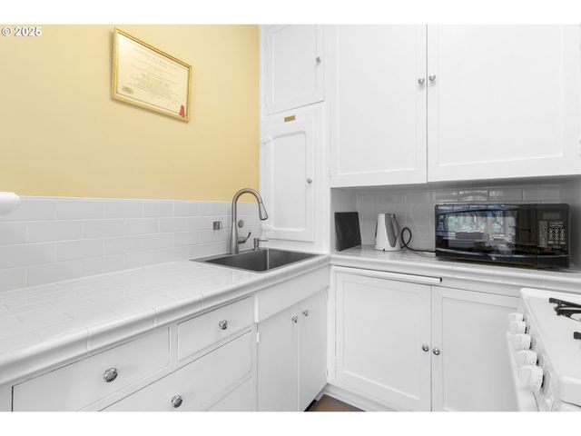 709 Sw 16TH Ave, Portland, OR 97205