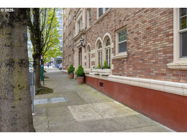 709 Sw 16TH Ave, Portland, OR 97205