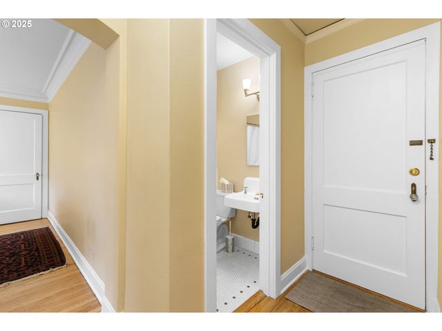 709 Sw 16TH Ave, Portland, OR 97205