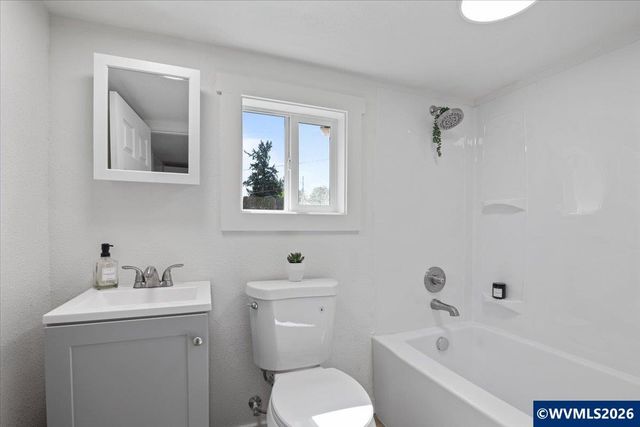 1011 7th St NW, Salem, OR 97304