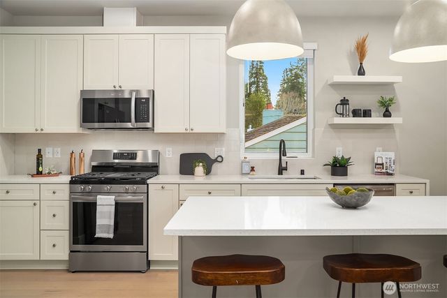 22210 80th Avenue W, Edmonds, WA 98026