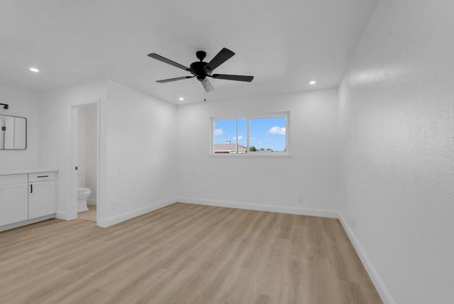913 9th St, Turlock, CA 95380
