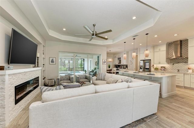 8211 37TH AVENUE CIRCLE W, Bradenton, FL 34209