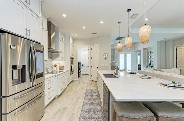 8211 37TH AVENUE CIRCLE W, Bradenton, FL 34209