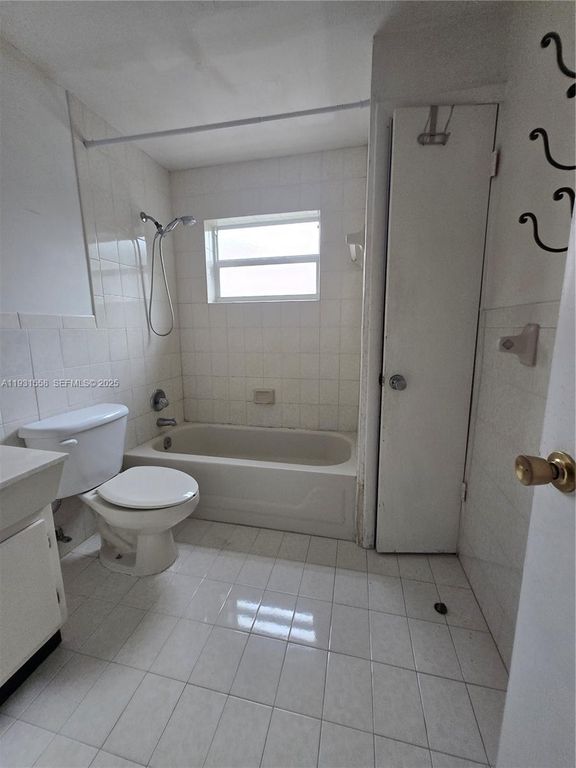 Image 5 of property listing at 1131 NW 43rd Ave, Lauderhill, FL 33313