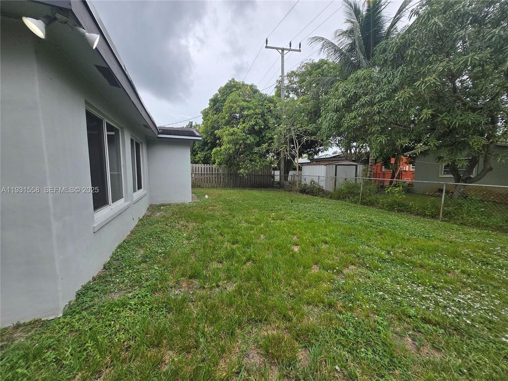 Image 8 of property listing at 1131 NW 43rd Ave, Lauderhill, FL 33313