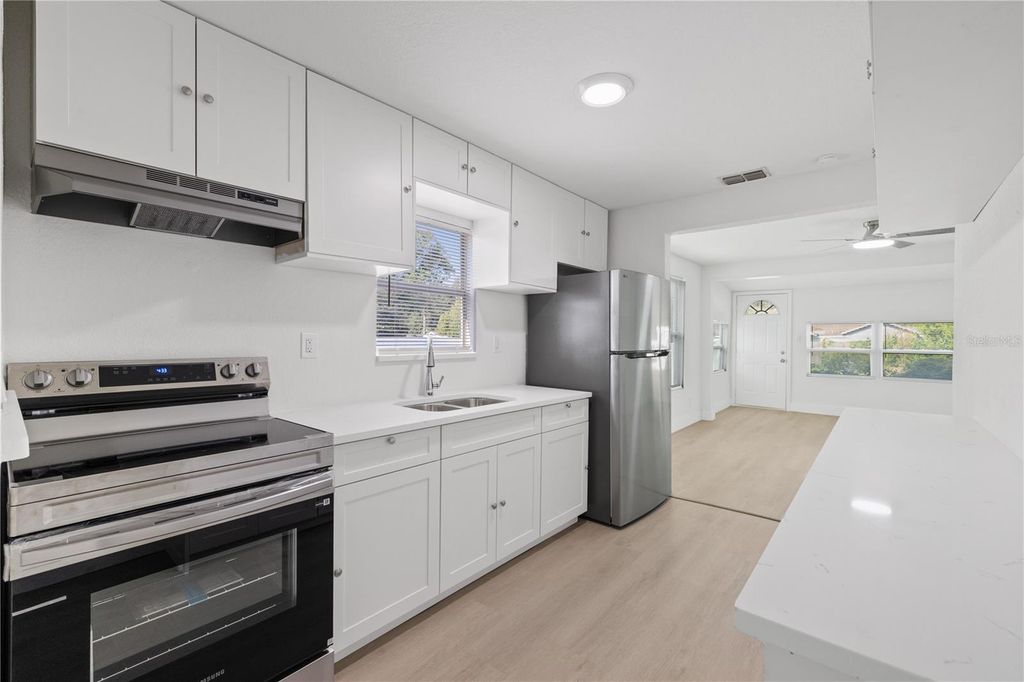 Image 8 of property listing at 8714 N BLVD, Tampa, FL 33604