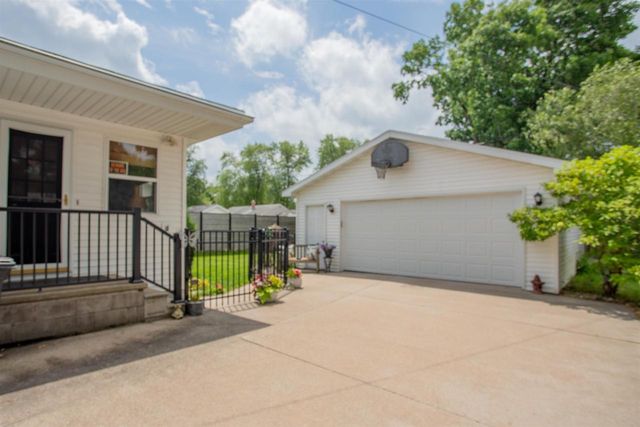 817 DOVE STREET, Oshkosh, WI 54901