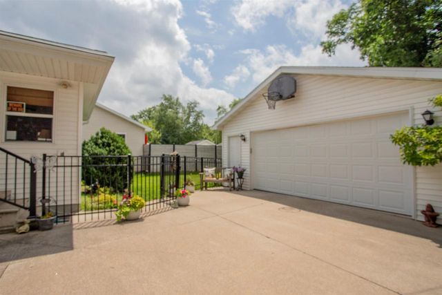 817 DOVE STREET, Oshkosh, WI 54901