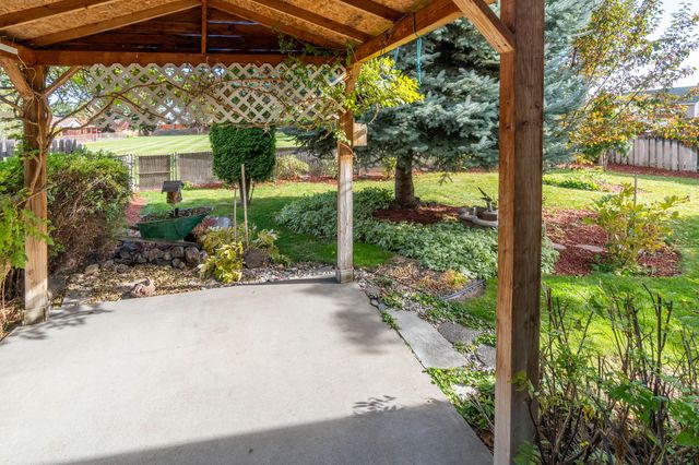 3686 SW Bobby Jones Court, Redmond, OR 97756