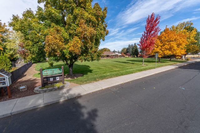 3686 SW Bobby Jones Court, Redmond, OR 97756