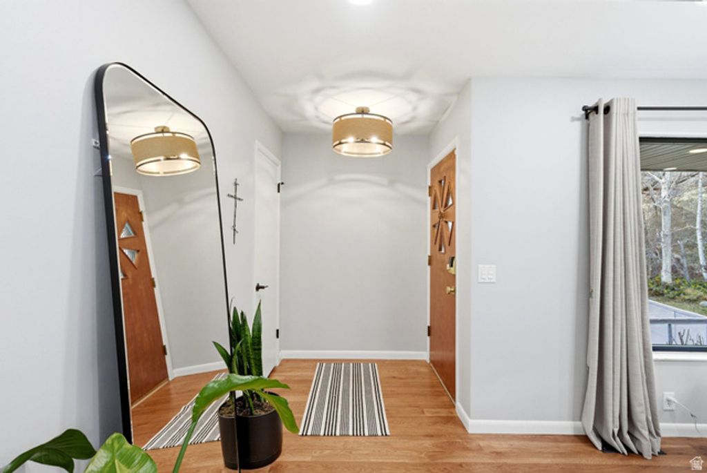 Image 5 of property listing at 3061 S PLATEAU DR, Salt Lake City, UT 84109