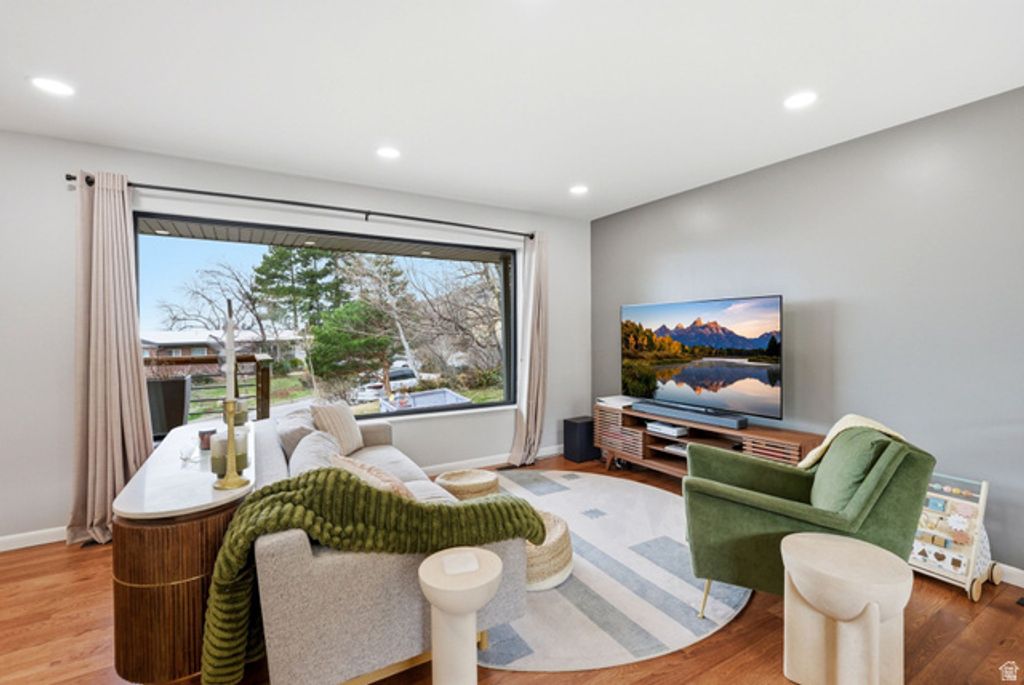 Image 7 of property listing at 3061 S PLATEAU DR, Salt Lake City, UT 84109