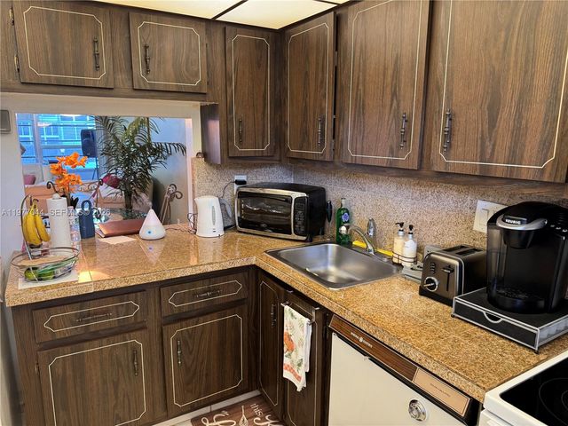 8330 Sands Point Blvd N208, Tamarac, FL 33321