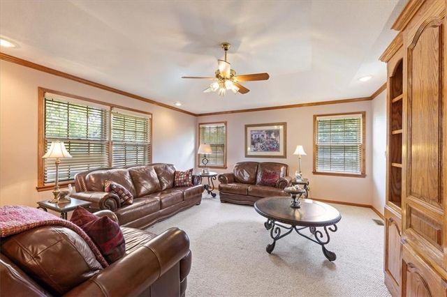 915 W 85th Street, Kansas City, MO 64114