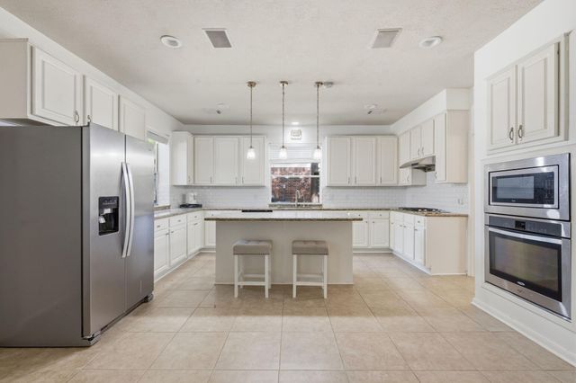 26 E Sterling Pond Circle, The Woodlands, TX 77382