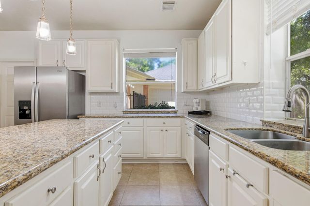 26 E Sterling Pond Circle, The Woodlands, TX 77382