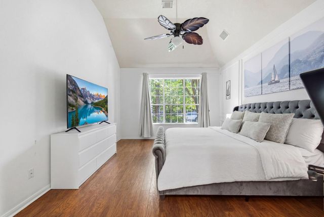 26 E Sterling Pond Circle, The Woodlands, TX 77382