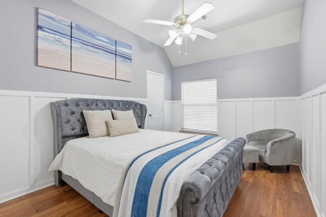 26 E Sterling Pond Circle, The Woodlands, TX 77382