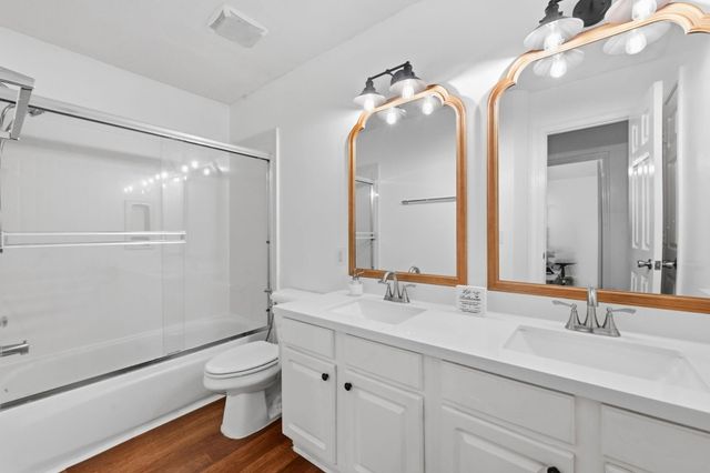 26 E Sterling Pond Circle, The Woodlands, TX 77382