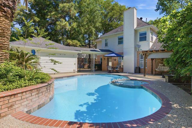 26 E Sterling Pond Circle, The Woodlands, TX 77382