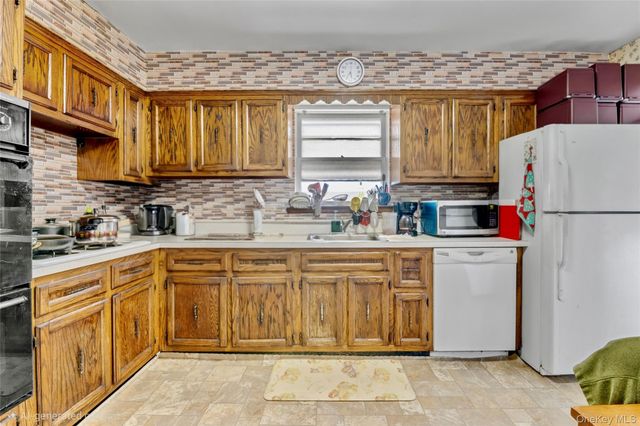 36-11 Utopia Parkway, Flushing, NY 11358