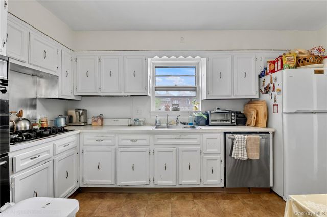 36-11 Utopia Parkway, Flushing, NY 11358