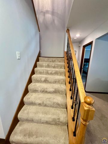 2952 SW Woodstock LN, Topeka, KS 66614