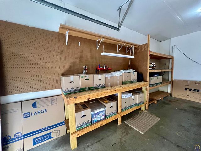 2952 SW Woodstock LN, Topeka, KS 66614