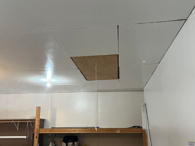 2952 SW Woodstock LN, Topeka, KS 66614