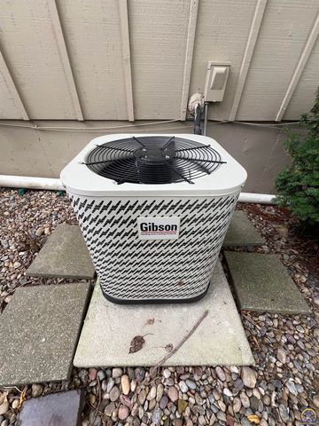 2952 SW Woodstock LN, Topeka, KS 66614