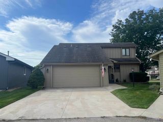 2952 SW Woodstock LN, Topeka, KS 66614