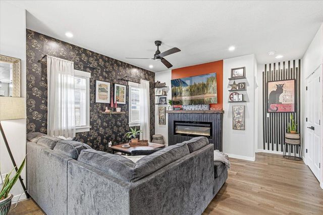 248 Christopher Way, Talent, OR 97540