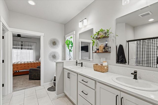 248 Christopher Way, Talent, OR 97540