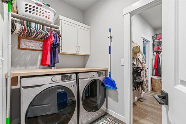 248 Christopher Way, Talent, OR 97540