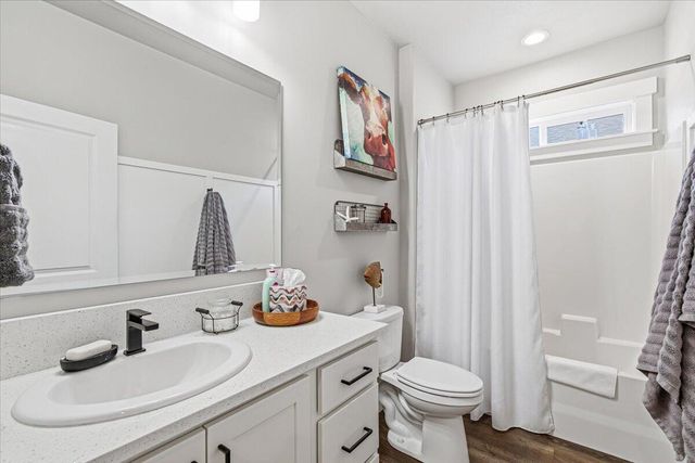 248 Christopher Way, Talent, OR 97540