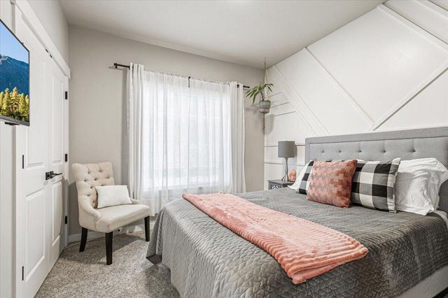 248 Christopher Way, Talent, OR 97540